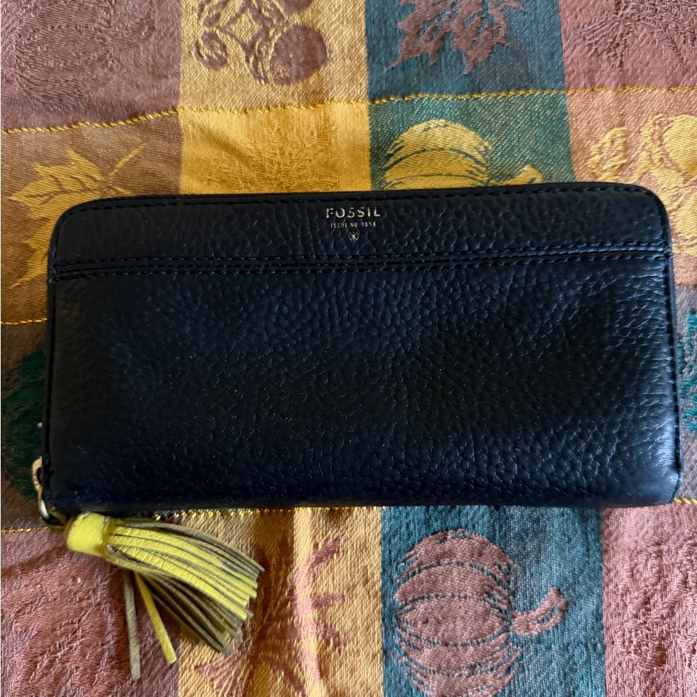 Vintage FOSSIL Black Leather Zip Wallet – Issue No. 1954 | Yellow Tassel Accent